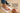 Person misst barfuß die Fußlänge mit einem Maßband auf Papier, um die richtige Schuhgröße zu bestimmen – Tipps für gesunde, gut sitzende Schuhe.